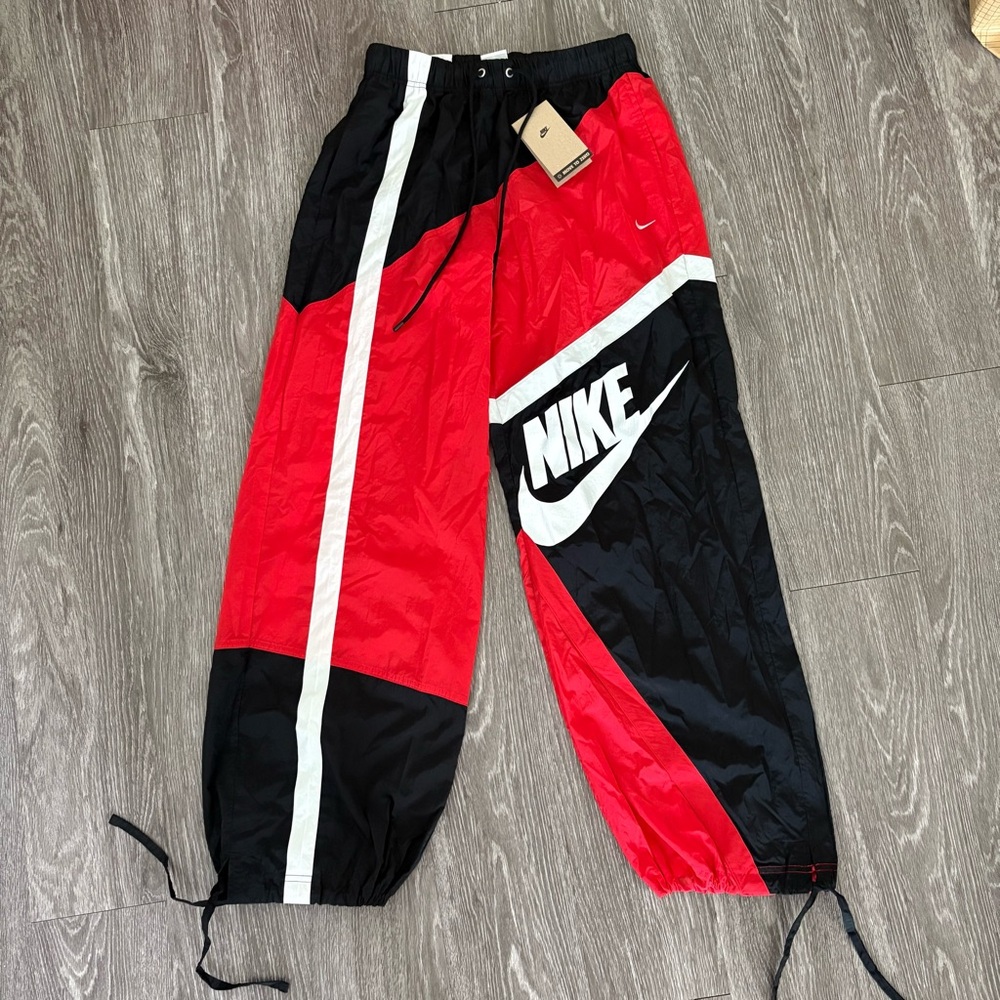 Nike Women’s Mid-Rise Loose Woven Open-Hem Trousers Size LARGE